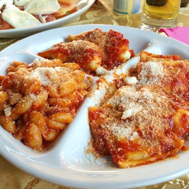TRIS SARDO - Ravioli con ricotta y espinacas, gnocchetti, culurgiones con relleno de patata - 9,00 €.