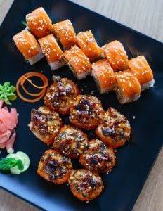 A02 - ANTIPASTO JAPONÉS - € 9.30 - Surtido de bocados japoneses sobre una base de arroz, estilo sushi variado